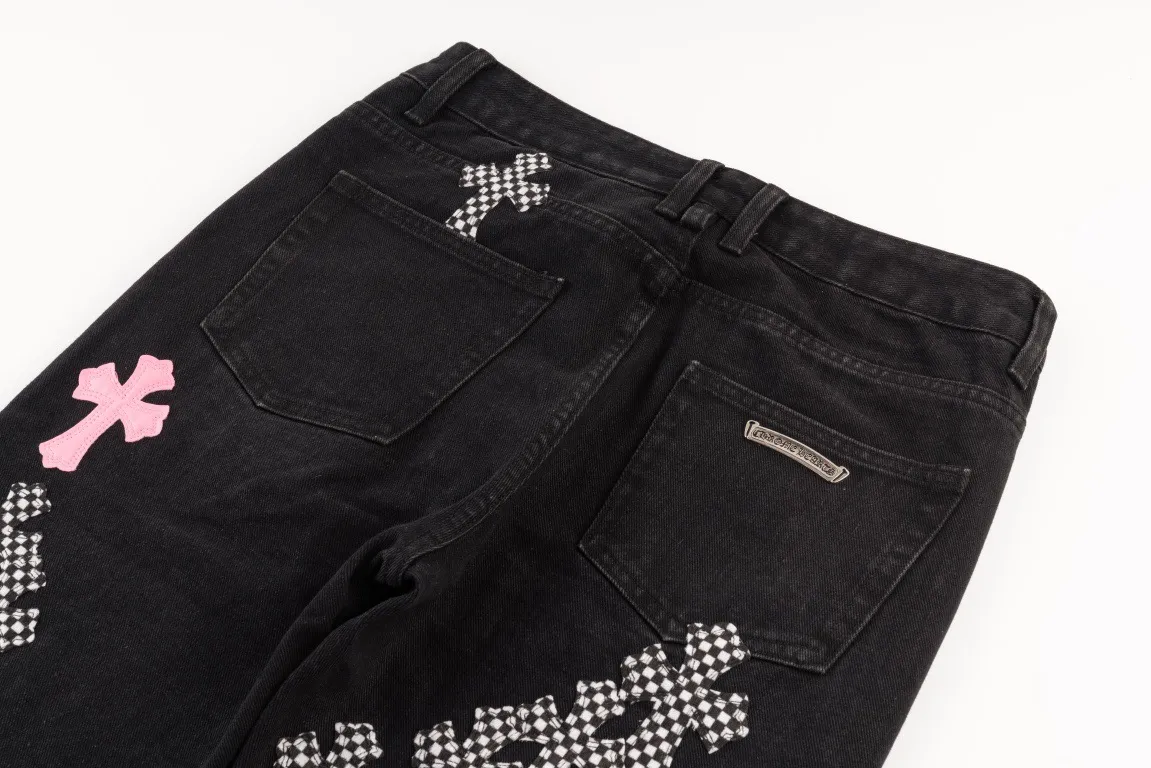 P230 running volume Chrome Hearts cherry blossom pink checkerboard cross patchwork leather jeans, original 5W+ It is known that chromehearts jeans will use vintage Levis jeans as the base plate for creation. They usually add their own unique silver buckles and silver ornaments, plus patchwork leather embellishments. This is the reason why the value of these vintage jeans doubles, because the base plate is Vintage jeans, jeans themselves have become very soft and comfortable after years of baptism, which can be distinguished from ordinary jeans. You should also refer to the pants data for size. Style number: 1808# Color: black pants cherry blossom pink Size: 28 30 32 34 28 Waist 86 Hips 100 Pants length 102 30 Waist 90 Hips 104 Pants length 104 32 Waist 94 Hips 108, pants length 106 34, waist 98, hips 112, pants length 110